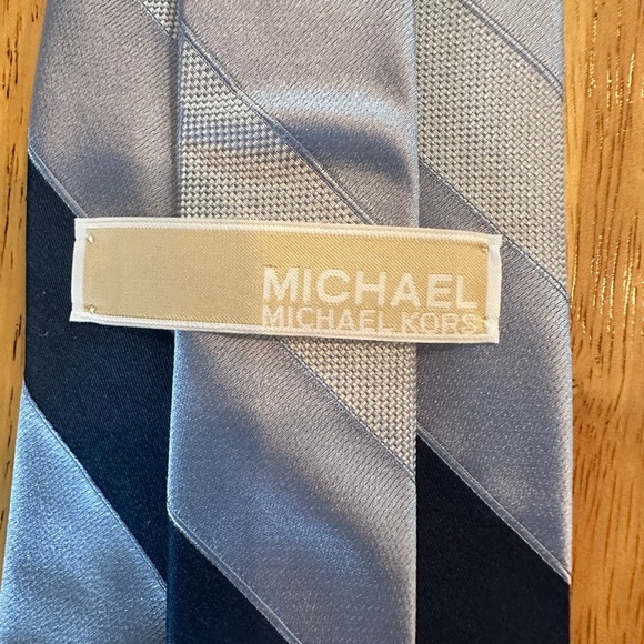 MICHAEL KORS MENS TIE Lt. Blue/Navy STRIPED 3.5 X 61 - Picture 3 of 5